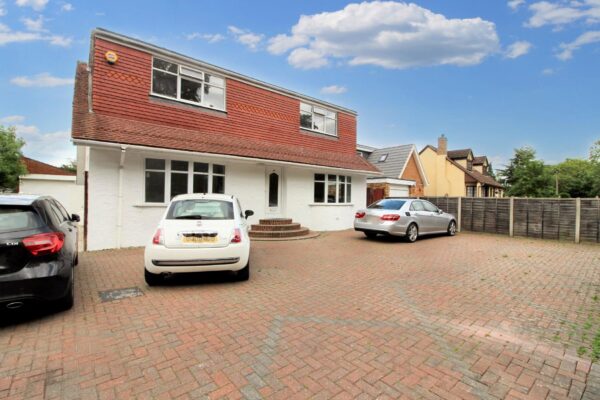 3 Bedroom Detached House - The Drive, Wraysbury