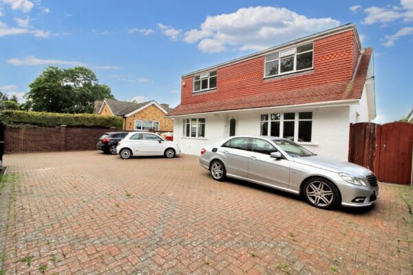 3 Bedroom Detached House - The Drive, Wraysbury