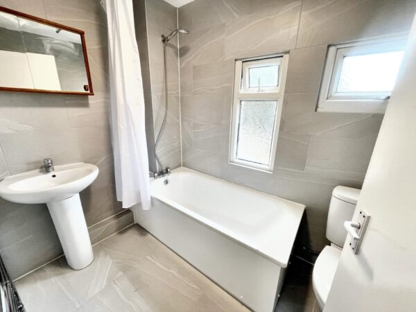 3 Bedroom House - Borderside, Slough
