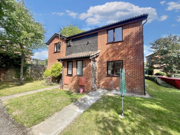 1 Bedroom House - Mountbatten Close, Slough