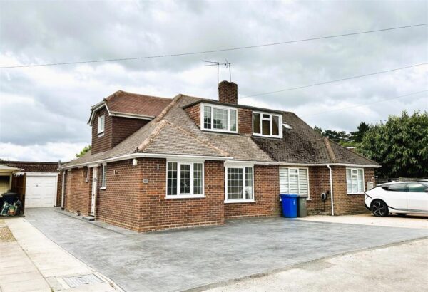4 Bed Chalet Bungalow - Farm Road, Maidenhead