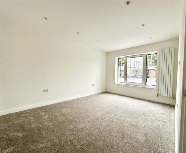 4 Bed Chalet Bungalow - Farm Road, Maidenhead