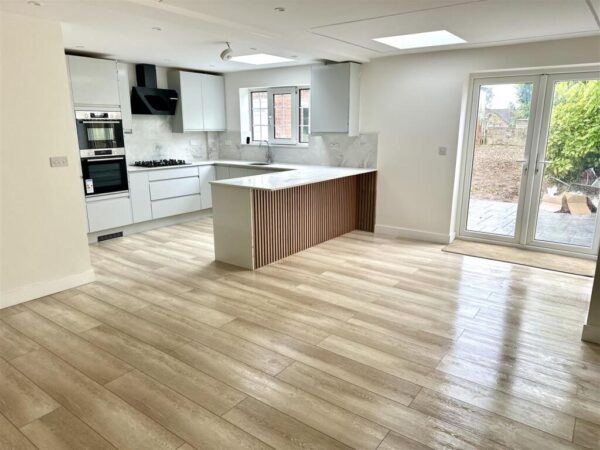 4 Bed Chalet Bungalow - Farm Road, Maidenhead