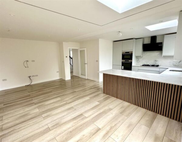 4 Bed Chalet Bungalow - Farm Road, Maidenhead