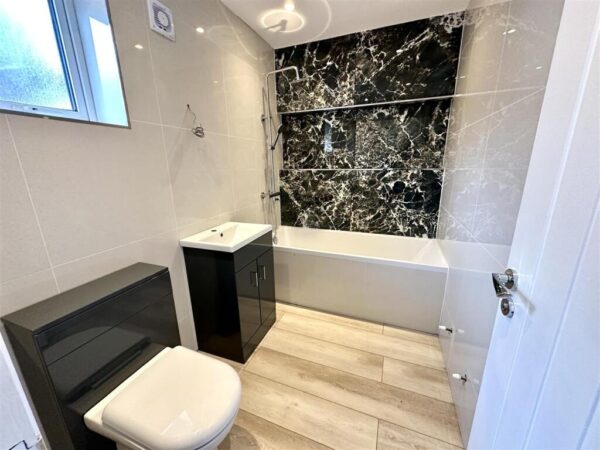 4 Bed Chalet Bungalow - Farm Road, Maidenhead