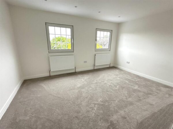 4 Bed Chalet Bungalow - Farm Road, Maidenhead