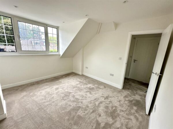 4 Bed Chalet Bungalow - Farm Road, Maidenhead