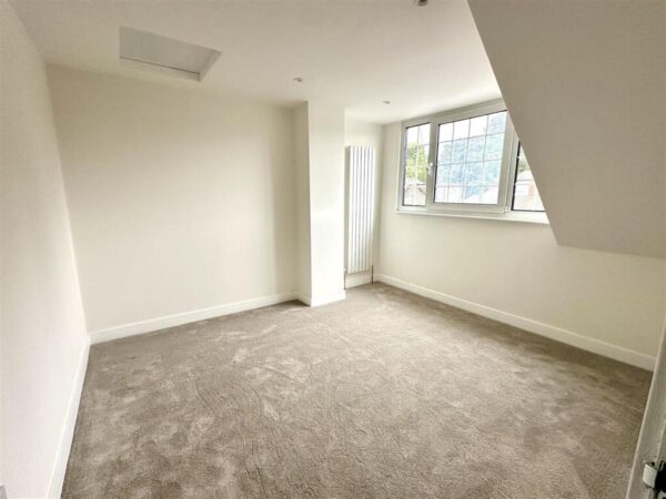 4 Bed Chalet Bungalow - Farm Road, Maidenhead