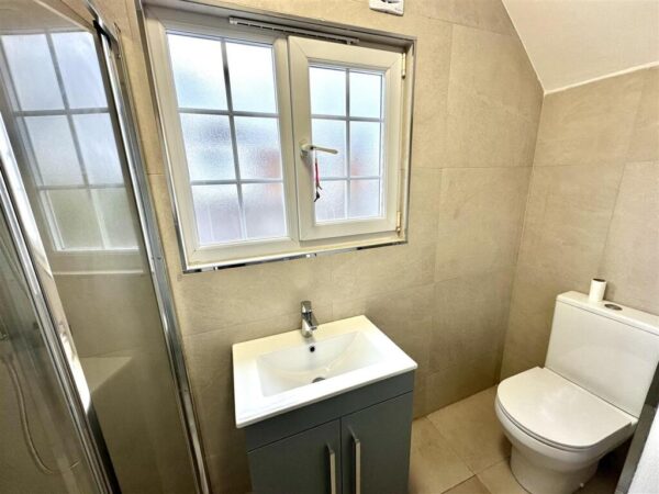 4 Bed Chalet Bungalow - Farm Road, Maidenhead