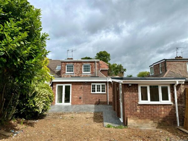 4 Bed Chalet Bungalow - Farm Road, Maidenhead
