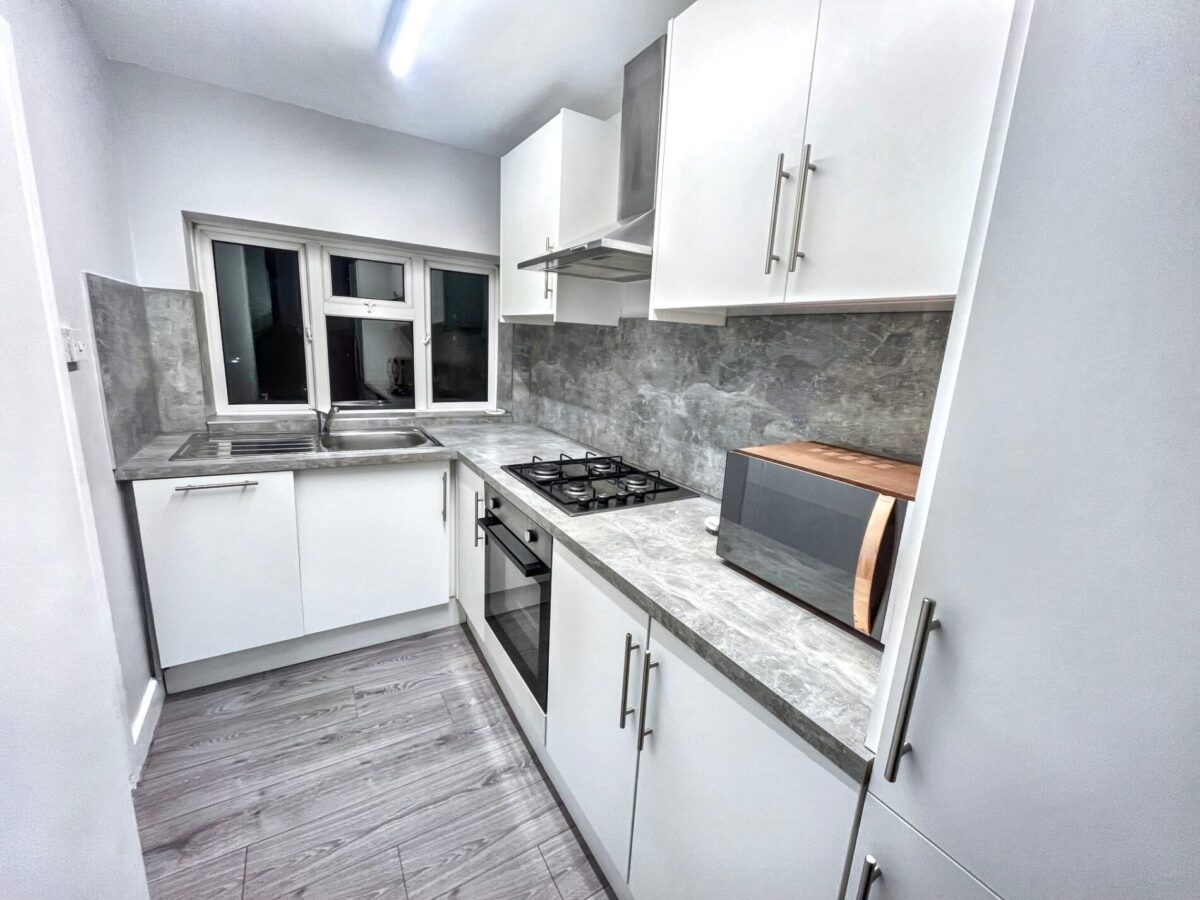 2 Bed Flat - Stoke Poges Lane, Slough