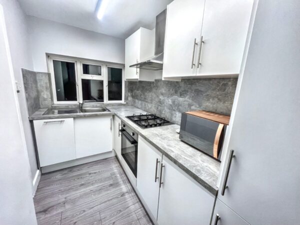 2 Bed Flat - Stoke Poges Lane, Slough