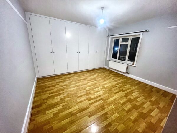 2 Bed Flat - Stoke Poges Lane, Slough