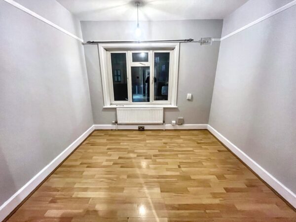 2 Bed Flat - Stoke Poges Lane, Slough