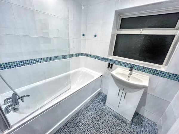 2 Bed Flat - Stoke Poges Lane, Slough