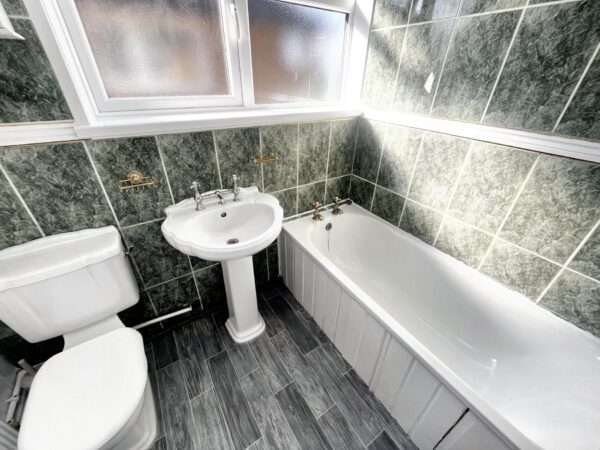 2 Bed Maisonette - Faircroft, Slough