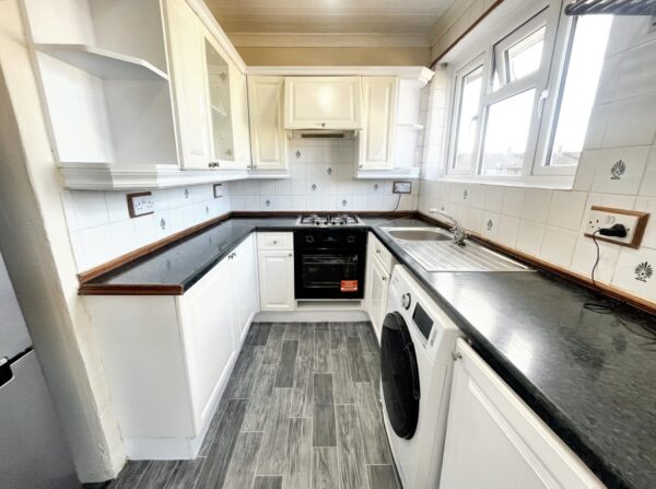 2 Bed Maisonette - Faircroft, Slough