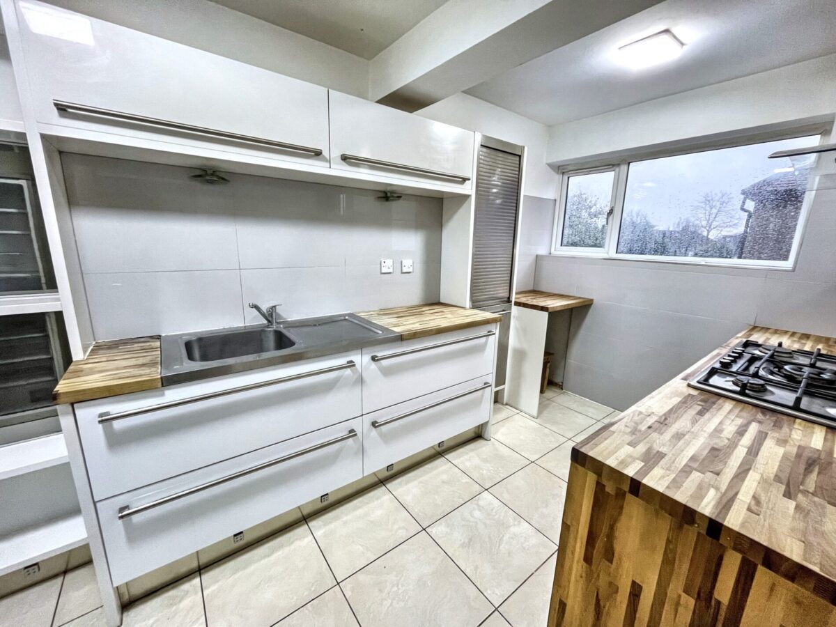 3 Bedroom Flat - Burnham Lane, Slough