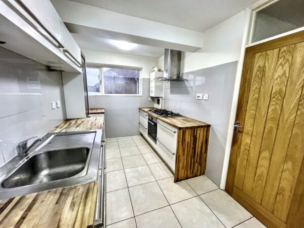 3 Bedroom Flat - Burnham Lane, Slough