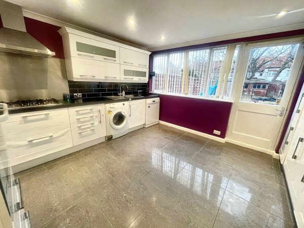 2 Bed House - Saunton Avenue, Harlington