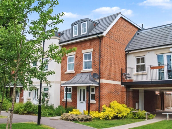 3 Bed Townhouse - London Road, Langley