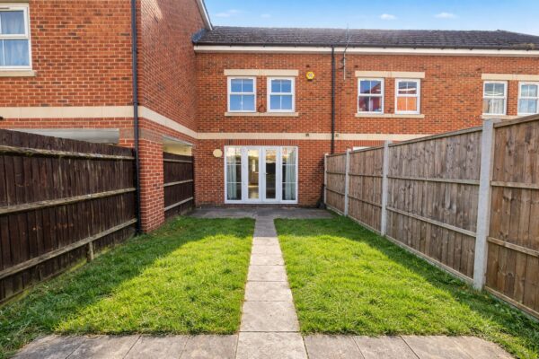 3 Bed Townhouse - London Road, Langley