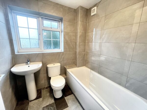 3 Bed House - Coe Spur, Slough