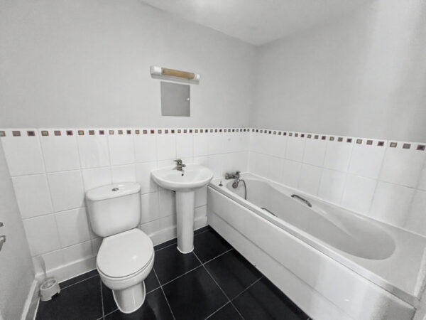 3 Bed Townhouse - London Road, Langley