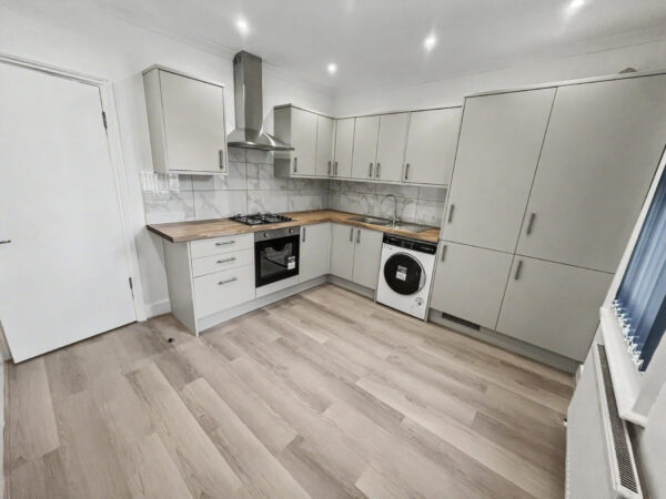 2 Bedroom 1st Floor Maisonette - Wellesley Road, Slough