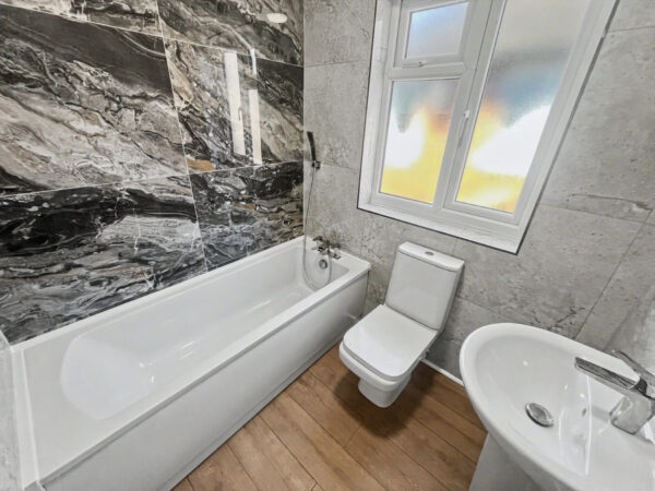 2 Bed 1st Floor Maisonette - Albert Close, Slough