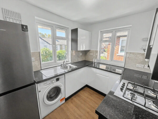 2 Bed 1st Floor Maisonette - Albert Close, Slough