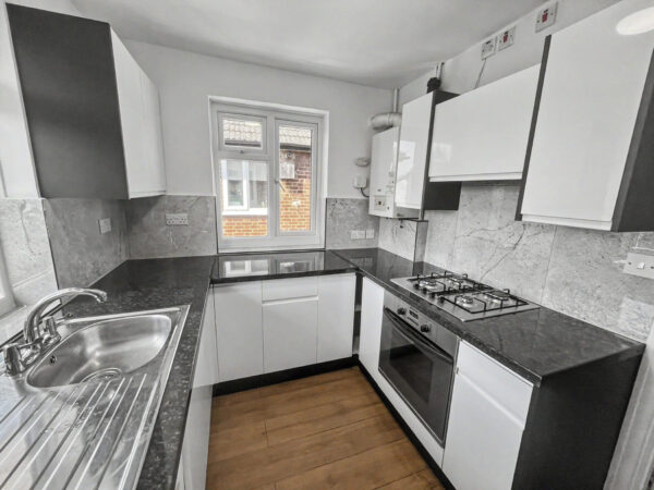 2 Bed 1st Floor Maisonette - Albert Close, Slough