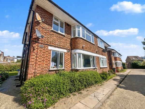 2 Bed 1st Floor Maisonette - Albert Close, Slough