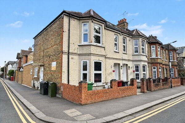 2 Bed Maisonette - Wellesley Road, Slough