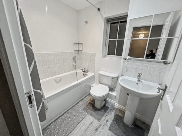 3 Bedroom Detached House - Stornaway Road, Langley