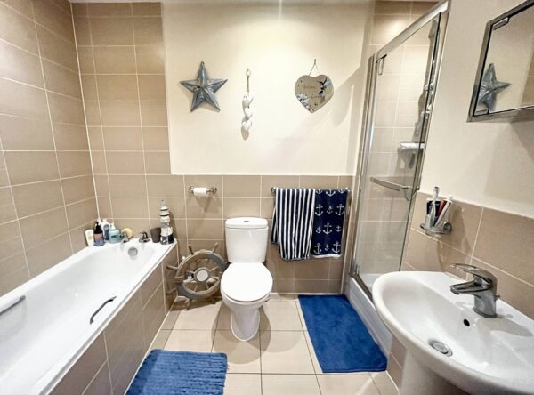2 Bed 2 Bath Flat - Hayling Close, Slough