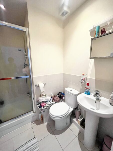 2 Bed 2 Bath Flat - Hayling Close, Slough