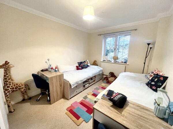 2 Bed 2 Bath Flat - Hayling Close, Slough