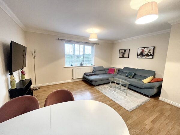 2 Bed 2 Bath Flat - Hayling Close, Slough