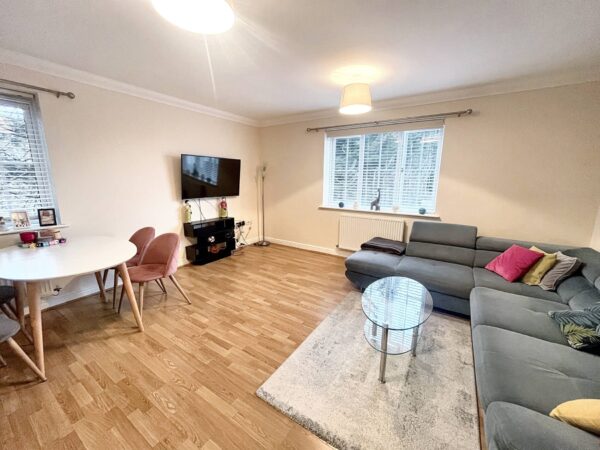 2 Bed 2 Bath Flat - Hayling Close, Slough