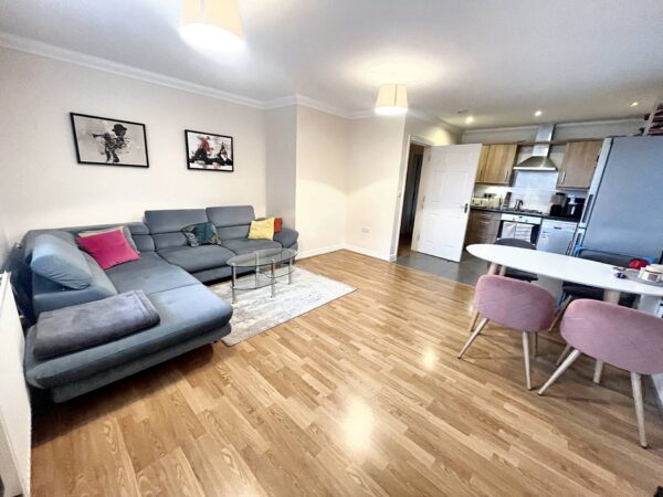 2 Bed 2 Bath Flat - Hayling Close, Slough