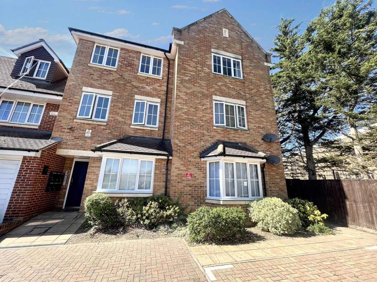 2 Bed 2 Bath Flat - Hayling Close, Slough