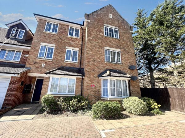 2 Bed 2 Bath Flat - Hayling Close, Slough