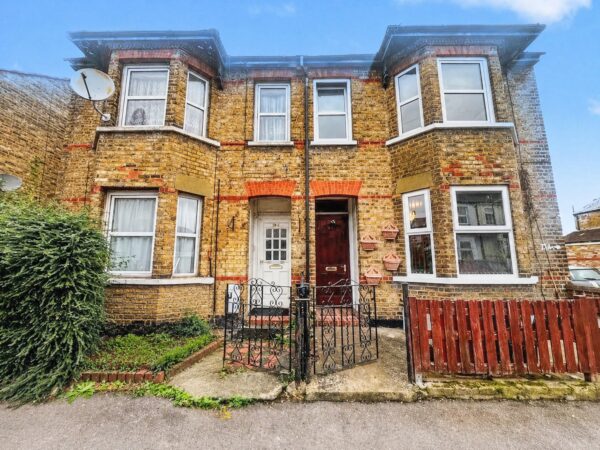 1 Bedroom Maisonette - Diamond Road, Slough