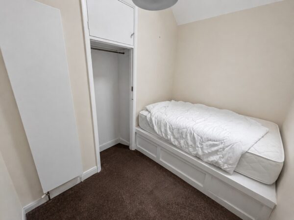 3 Bed Split-Level Flat - Yew Tree Road, Slough