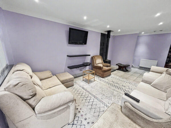 3 Bed Split-Level Flat - Yew Tree Road, Slough