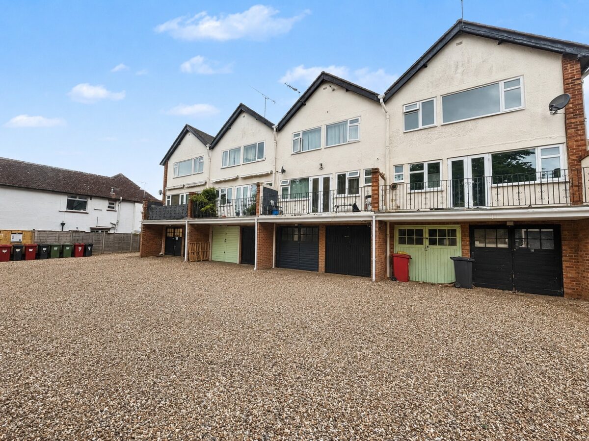 3 Bed Split-Level Flat - Yew Tree Road, Slough