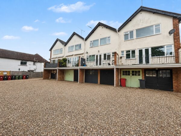 3 Bed Split-Level Flat - Yew Tree Road, Slough