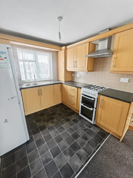 3 bedroom maisonette - Furnival Avenue, Slough