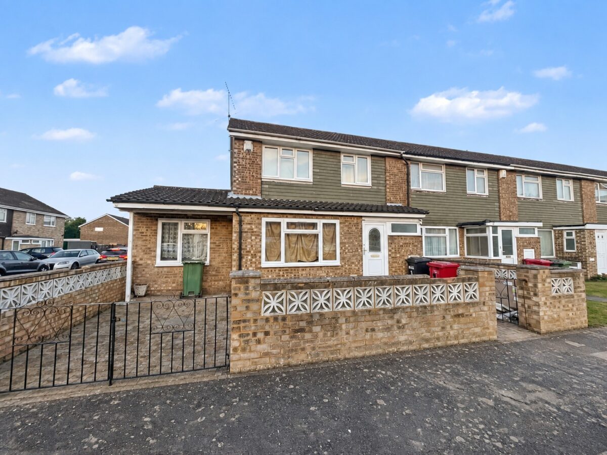 4 Bed House - Rowan Way, Slough